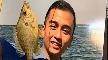 Usa, poliziotto gli tiene un ginocchio sul collo per cinque minuti: 30enne morto