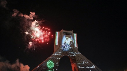 イラン全国の広場で革命勝利記念日前夜にライトアップ