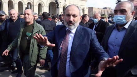Armenian PM tells army to obey people as thousands rally in his support in Yerevan