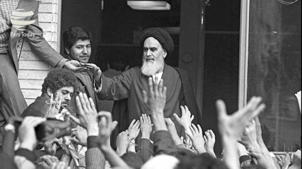 (FOTO) Iran, 42 anni fa: Imam Khomeini alla scuola Alavi – 1