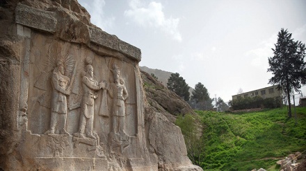 Le site historique de Taq-e Bostan à Kermanshah, accueille des touristes de Nowruz 1400