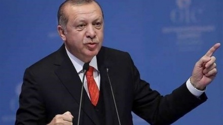 اردوغان رییس حزب عدالت و توسعه باقی ماند