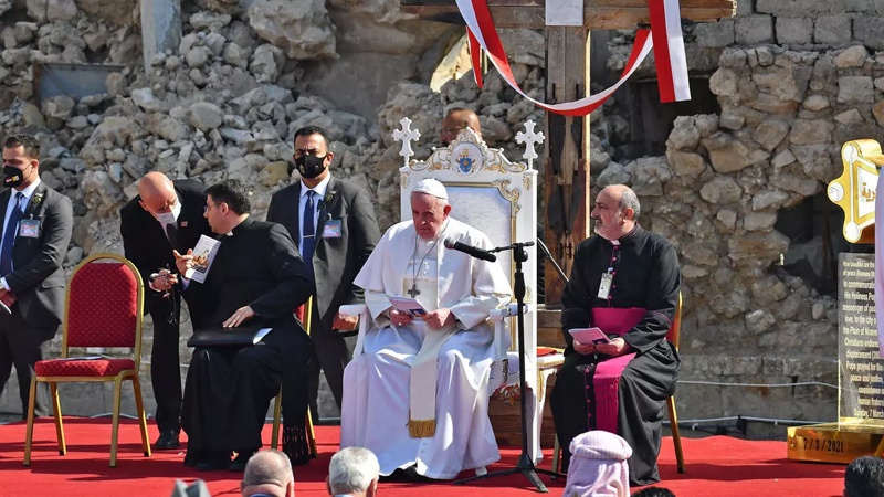 Papa Françesko bënë lutje për viktimat e luftës në mesin e gërmadhave të një kishe