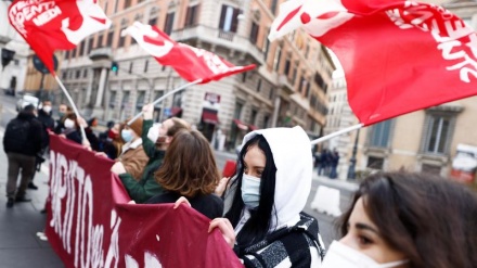 Italians demand reopening of schools across country