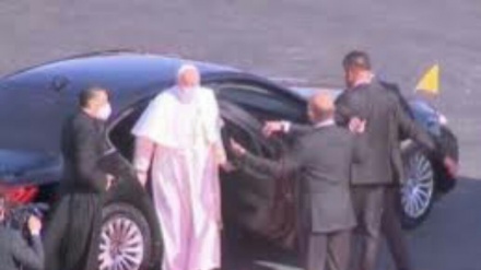 Papa in Iraq su un'auto blindata + VIDEO 