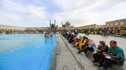 Nowruz, Naqsh-e Jahan Square Penuh Pengunjung (2)