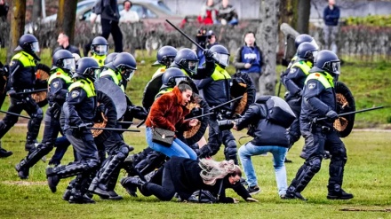 Policia e Holandës përleshet me protestuesit në protestat kundër qeverisë (2)