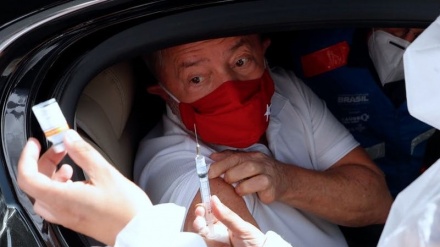 Brasile, ex presidente si vaccina: 'fatelo tutti' 