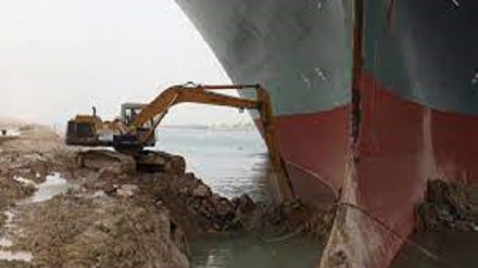 Canale Suez, per liberare la 'Ever Given' in arrivo un rimorchiatore italiano