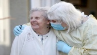 Шотландияда қариялар уйида яшовчи 90 ёшли аёл ваксина билан эмланганидан сўнг ўз қизи билан мулофқот қилди 