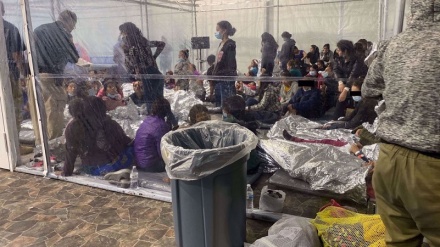 Shocking conditions at US migrant dentition facility filmed by senator as officers stopped him
