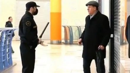 Россия полицияси ниқоб тақмаган шахсларга нисбатан муносабати (видео)