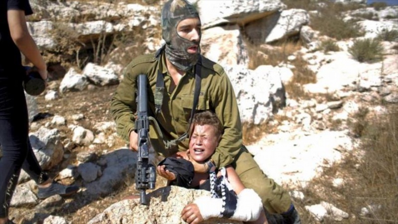Fuerzas israelíes arrestan brutalmente a 5 niños palestinos