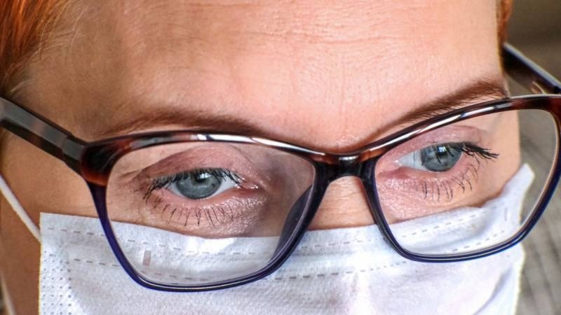 استفاده طولانی مدت از عینک ممکن است از لمس و مالش مکرر چشم جلوگیری  کند