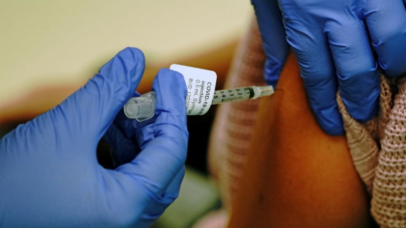 نام‌نویسی داوطلبان دریافت واکسن ایرانی «فخرا»