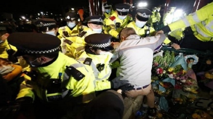 اعتراض مقام های بریتانیایی به خشونت پلیس لندن در تجمع یادبود قتل زن جوان