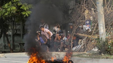 Birmania: ancora proteste e scontri , 14enne ucciso a Mandalay 