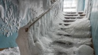 Россиянинг Варкута шаҳрида кучли совуқдан музлаб қолган кириш подезди 