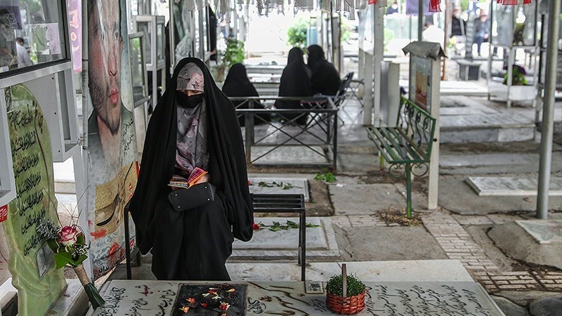 Ziarah kubur di pemakaman Behesht-e Zahra, Tehran.