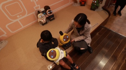 コロナで傷ついた心を癒やす、物言わぬロボットたち