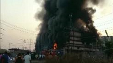 Enorme incendio scoppia in una fabbrica chimica in India