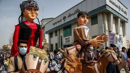 Bredhja e kukullave n; festën e Novruzit në Sanandaxh të Iranit