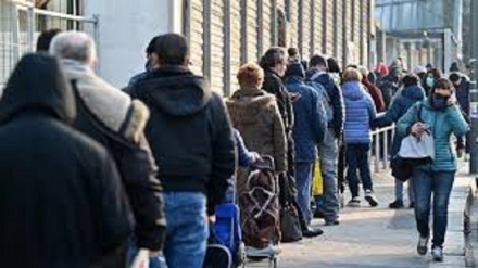 Milano: sempre più persone in coda per un pasto