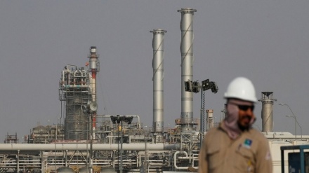 サウジ石油企業の貯蔵タンクで火災発生