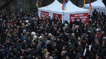 Armenia, manifestanti contro Pashinyan davanti al Parlamento