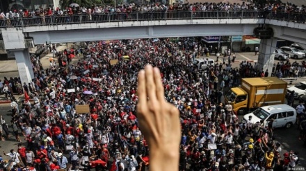 ミャンマーで、抗議デモ隊に治安部隊が発砲し9人死亡