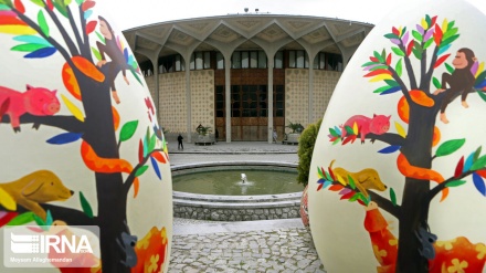 Téhéran orné d'œufs géants colorés à l’approche de Nowruz