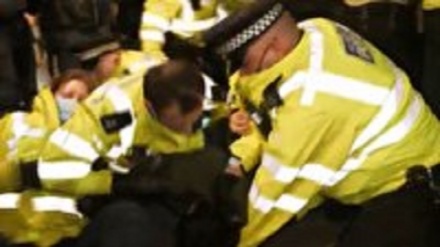 Полиция Лондондаги тинч намойишларни бостирди (видео)