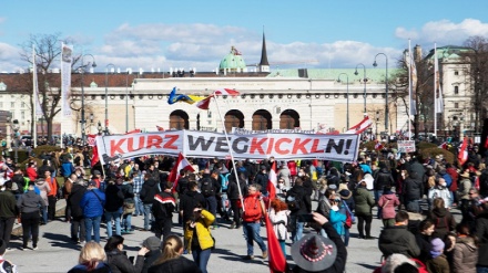 Austria, in piazza contro misure anti Covid