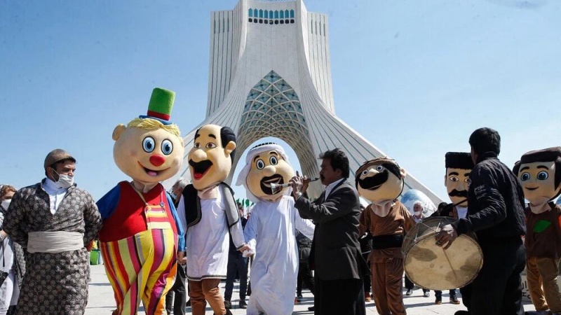 伊朗德黑兰举行波斯新年庆典，沉浸欢乐海洋（1）