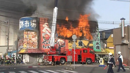 北海道・札幌中央卸売市場で火災発生、黒煙が上がる