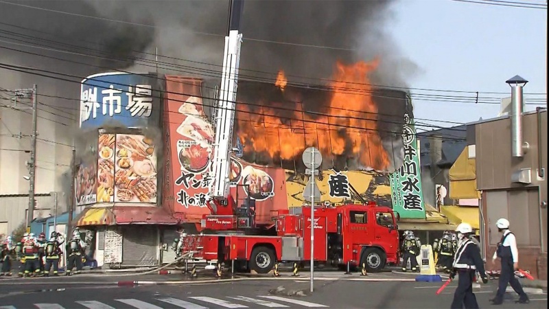 北海道・札幌中央卸売市場で火災発生、黒煙が上がる