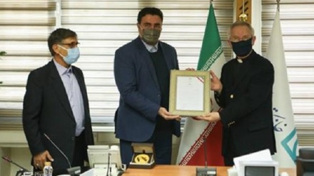 Премия для Клохеси передана послу Ватикана в Иране 