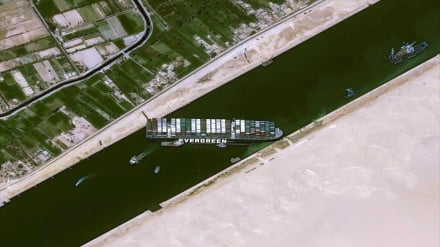 Blocco canale di Suez costa 400 milioni di dollari l'ora