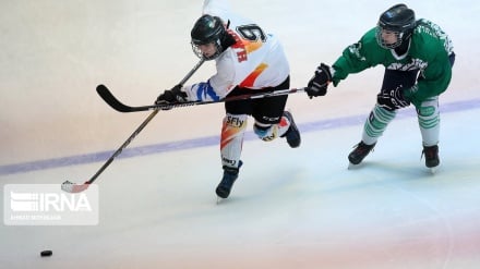 Garat e Hokey në konkurrencën e femrave në Iran