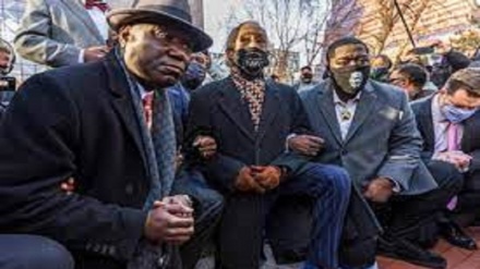 In-giustizia americana, caso George Floyd: familiari inginocchiati per 9'