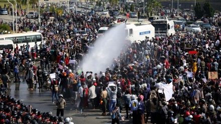 ミャンマー治安部隊が、抗議者の葬儀で銃撃