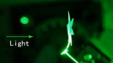 I materiali intelligenti che si muovono con la luce