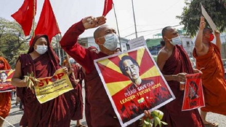 ミャンマー仏教僧侶らが、デモ弾圧に抗議