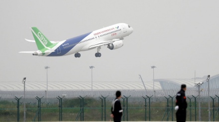 中国国产C919客机全球首单正式落地