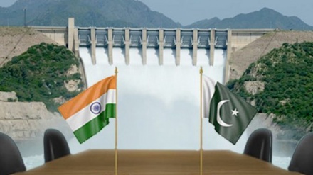 भारत और पाकिस्तान के बीच कम होती दूरियां, वार्ता पर जमी बर्फ़ पिघली पानी पर मिलाया हाथ