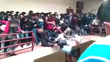 شکسته شدن نرده ها و سقوط مرگبار دانشجویان در بولیوی +فیلم