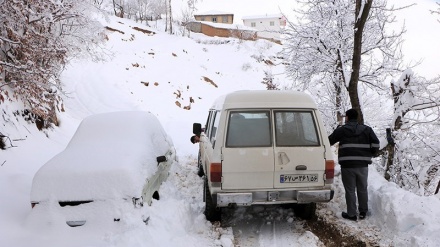  Salju Tebal Menutupi Jalan di Gilan, Iran (2) 