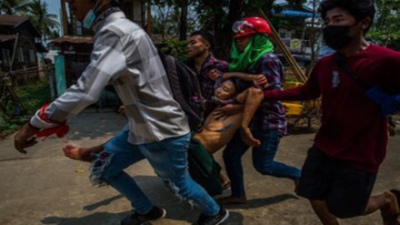 Myanmar, l'esercito spara sulla folla a un funerale