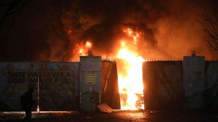 Belfast, scontri e bus in fiamme: la protesta contro gli accordi Brexit