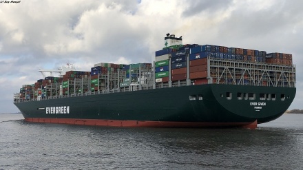 Liberata la Ever Given, riprende il traffico nel canale Suez